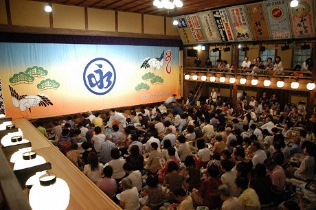 初日を迎えた永楽館柿落大歌舞伎