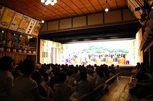 初日を迎えた永楽館柿落大歌舞伎
