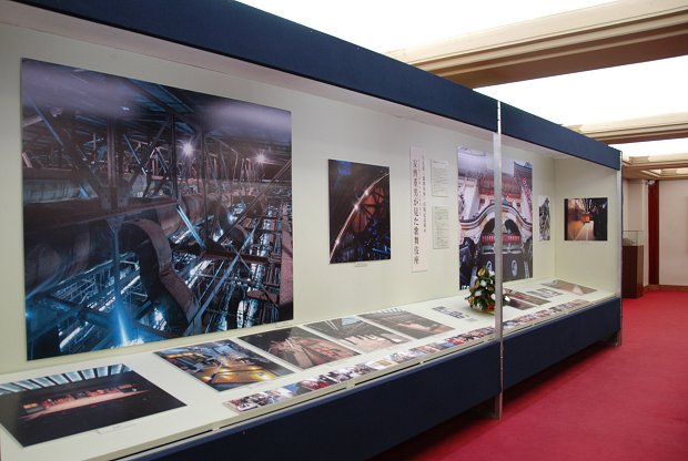 写真集「歌舞伎座」出版記念展示 今月の一枚は工場？