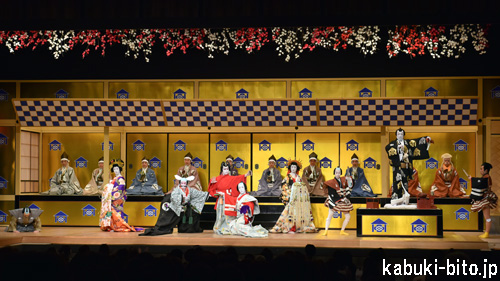 『壽曽我対面』 左より、中村扇雀、坂東新悟、中村勘九郎、中村萬太郎、中村梅枝、中村七之助、中村虎之介、坂東彌十郎 「名古屋平成中村座」に8年ぶりの一番太鼓