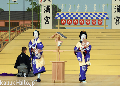 『団子売』 左より、中村勘九郎、市川猿之助 歌舞伎座「八月納涼歌舞伎」初日開幕