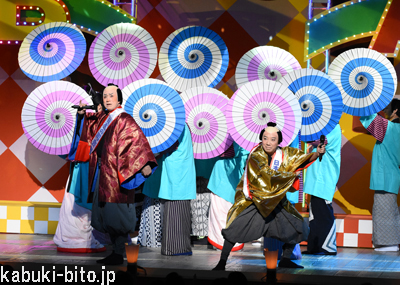 『歌舞伎座捕物帖』 左より、市川染五郎、市川猿之助 歌舞伎座「八月納涼歌舞伎」初日開幕