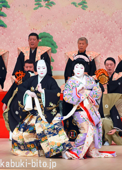 『男女道成寺』 左より、尾上松緑、中村雀右衛門 歌舞伎座「三月大歌舞伎」初日開幕