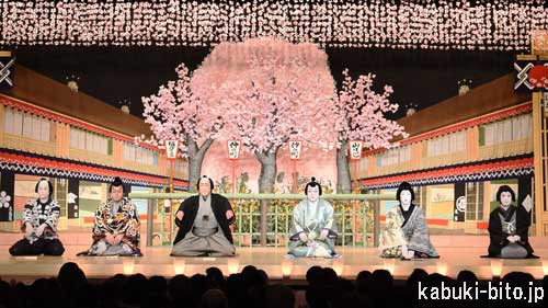 『鞘當』襲名口上 左より、三代目中村福之助、四代目中村橋之助、八代目中村芝翫、中村梅玉、中村児太郎、中村魁春 讃岐の春の風物詩「四国こんぴら歌舞伎大芝居」が開幕