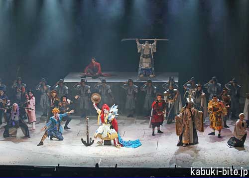 スーパー歌舞伎II『ワンピース』 前列左より、坂東巳之助、中村隼人、市川猿之助、嘉島典俊、浅野和之、市川猿四郎、市川門之助/後方左より、平岳大、市川右團次 ダブルキャスト続々登場『ワンピース』大阪松竹座の盛況