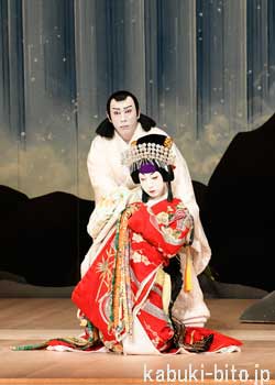 『雷神不動北山櫻』 上から、市川海老蔵、尾上菊之助 歌舞伎座「團菊祭五月大歌舞伎」初日開幕