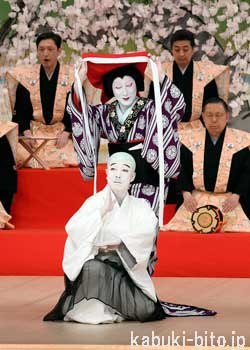 『喜撰』 上から、中村時蔵、尾上菊之助 歌舞伎座「團菊祭五月大歌舞伎」初日開幕