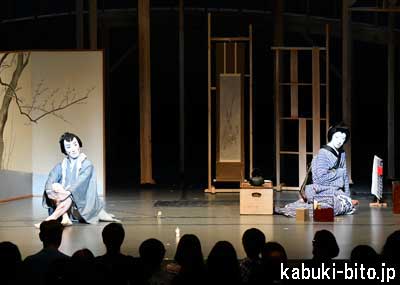 『切られの与三』 左より、中村七之助、中村梅枝 「信州・まつもと大歌舞伎」『切られの与三』開幕