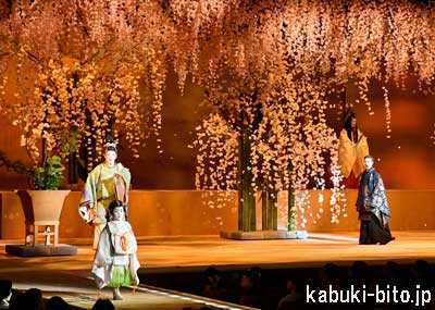 『源氏物語』 左より、市川海老蔵、堀越勸玄、能楽師(日替出演)、アンソニー・ロス・コスタンツォ 歌舞伎座「七月大歌舞伎」初日開幕