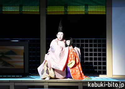『源氏物語』 左より、市川海老蔵、堀越勸玄 歌舞伎座「七月大歌舞伎」初日開幕
