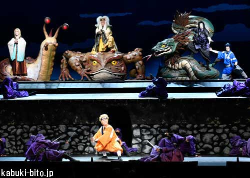 『NARUTO -ナルト-』 上段:左より、市川笑也、市川猿弥、市川笑三郎、中村隼人/下段:坂東巳之助 新作歌舞伎『NARUTO -ナルト-』初演、開幕