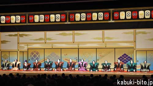 襲名披露『口上』 左より、中村又五郎、坂東彌十郎、市川高麗蔵、市川中車、片岡仁左衛門、染五郎改め十代目松本幸四郎、幸四郎改め二代目松本白鸚、坂田藤十郎、中村鴈治郎、片岡孝太郎、市川猿之助、中村扇雀、中村歌六 大阪松竹座「七月大歌舞伎」高麗屋襲名の賑わい