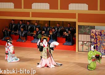 『廓三番叟』左より、中村壱太郎、片岡孝太郎、中村歌昇 大阪松竹座「七月大歌舞伎」高麗屋襲名の賑わい