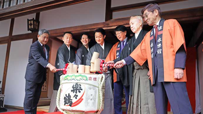 「第十一回 永楽館歌舞伎」鏡開きに出演者勢ぞろい