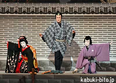 『三人吉三巴白浪』 左より、中村七之助、中村獅童、坂東巳之助 歌舞伎座「芸術祭十月大歌舞伎」初日開幕