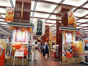 ひと足早く紅葉いっぱいの木挽町広場 歌舞伎座「芸術祭十月大歌舞伎」初日開幕