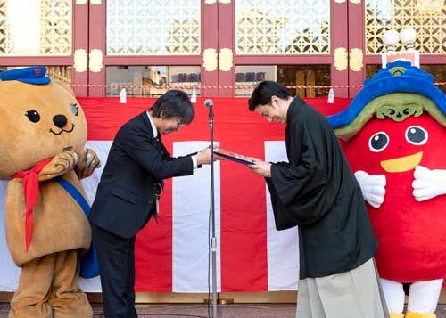 南座ライトアップ点灯式に幸四郎が登場