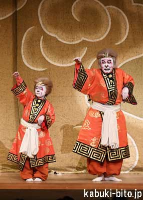 『華果西遊記』 左より、市川右近、市川右團次 大阪松竹座「十月大歌舞伎」襲名披露の賑わい