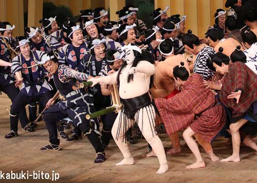 『め組の喧嘩』 前列左より、市川海老蔵、市川右團次 大阪松竹座「十月大歌舞伎」襲名披露の賑わい