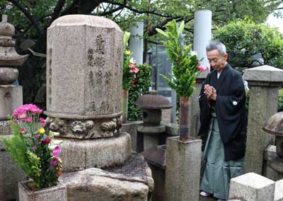 「十月大歌舞伎」襲名披露を前に齊入、右團次が墓参