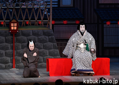 『幸助餅』 左より、尾上松也、市川中車 歌舞伎座「十二月大歌舞伎」初日開幕