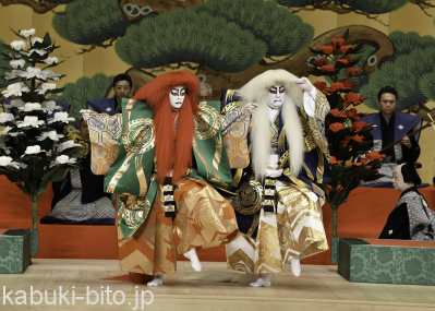 『連獅子』 左より、市川染五郎、松本幸四郎 南座新開場記念「當る亥歳 吉例顔見世興行」初日の賑わい