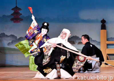 『舞鶴五條橋』 左より、中村勘太郎、中村勘九郎 3年ぶりに浅草で幕を開けた「平成中村座」