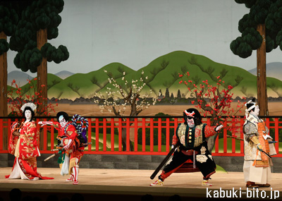 『義経千本桜』「鳥居前」 左より、大谷廣松、中村獅童、市川九團次、大谷友右衛門 新橋演舞場「初春歌舞伎公演」の賑わい