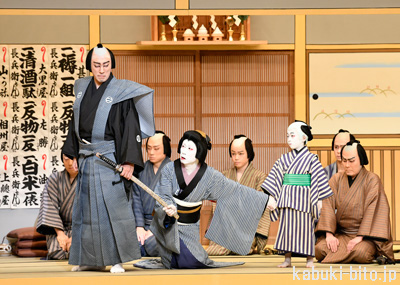 『極付幡随長兵衛』 手前左より、市川海老蔵、片岡孝太郎、堀越勸玄、市川右團次/後列右端:市川男寅 新橋演舞場「初春歌舞伎公演」の賑わい