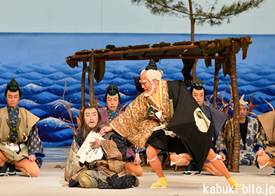 『俊寛』 左より、市川海老蔵、片岡市蔵 新橋演舞場「初春歌舞伎公演」の賑わい