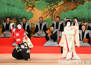 『舌出三番叟』 左より、中村芝翫、中村魁春 歌舞伎座「壽 初春大歌舞伎」初日開幕