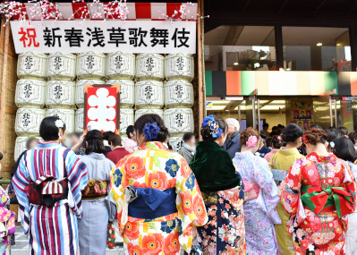 「着物で歌舞伎」で笑顔があふれた「新春浅草歌舞伎」
