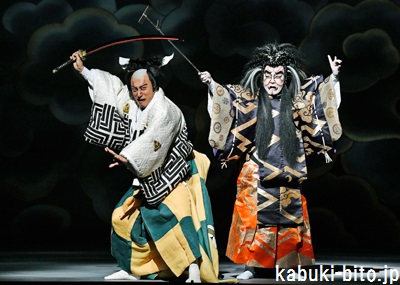 『羅生門』 左より、市川海老蔵、市川右團次 「六本木歌舞伎」『羅生門』東京公演が開幕