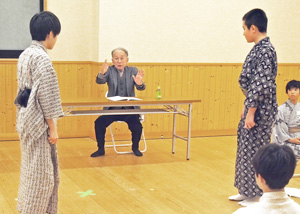 こども歌舞伎スクール「寺子屋」成果披露公演「歌舞伎、たのしい！」の稽古場から