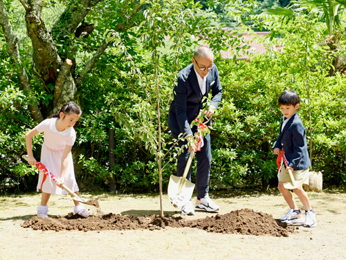 海老蔵、勸玄『星合世十三團　成田千本桜』にちなみ桜植栽