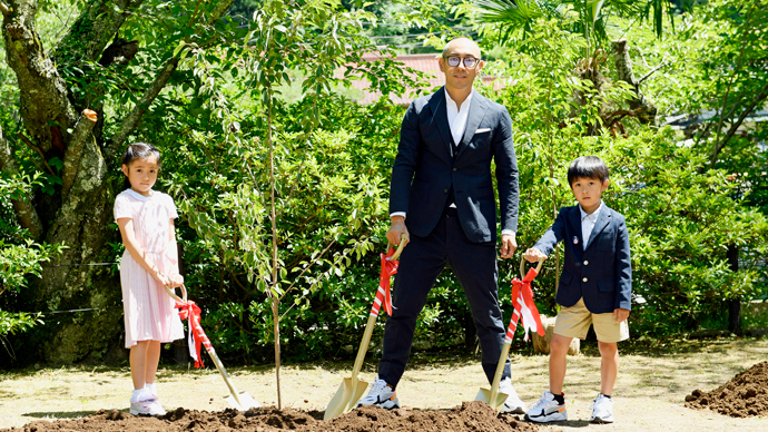 海老蔵、勸玄『星合世十三團　成田千本桜』にちなみ桜植栽