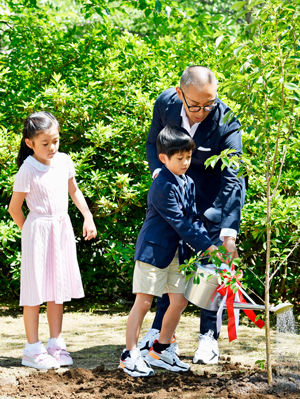 海老蔵、勸玄『星合世十三團　成田千本桜』にちなみ桜植栽