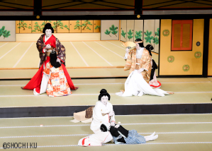 『伽羅先代萩』前列左より、松本幸四郎、中村勘太郎、後列左より、中村七之助、中村長三郎、中村扇雀 歌舞伎座「八月納涼歌舞伎」初日開幕
