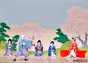『闇梅百物語』左より、松本幸四郎、中村鶴松 歌舞伎座「八月納涼歌舞伎」初日開幕