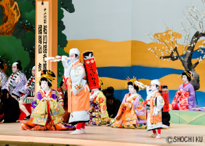 『外郎売』 左より、中村雀右衛門、市川海老蔵、大谷廣松、堀越勸玄 歌舞伎座「七月大歌舞伎」初日開幕