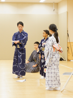 生徒に細かい動きまで指導する壱太郎 壱太郎、「夏休み!歌舞伎自由研究」に向けて