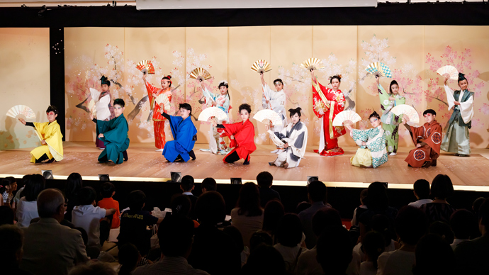こども歌舞伎スクール寺子屋成果披露公演『贋作桃太郎　百桃かたり』が開催されました