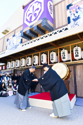 「平成中村座」初日、秋晴れに一番太鼓が鳴り響く