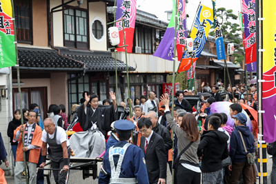 「永楽館歌舞伎」出演者がお練り