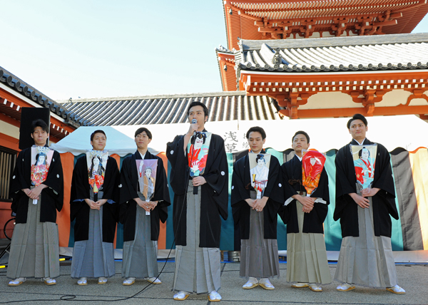 浅草寺羽子板市で「新春浅草歌舞伎」出演者がご挨拶