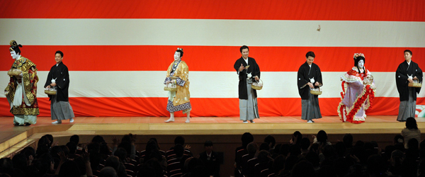 南座「三月花形歌舞伎」初日開幕と桃の節句を祝う