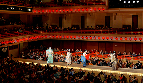 南座「三月花形歌舞伎」初日開幕と桃の節句を祝う