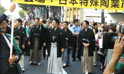 「錦秋名古屋 顔見世」出演者6名がお練り