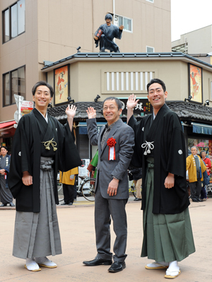 「平成中村座発祥の地記念碑」と「勘三郎の鼠小僧」除幕式