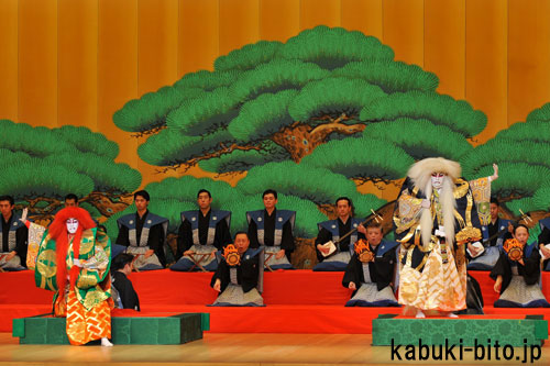 左より右近の仔獅子の精、松也の親獅子の精 kodomokabuki_1123a.jpg
